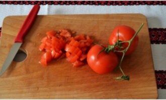 Измельчаем спелые томаты.