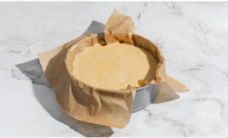 Застилаем пергаментной бумагой форму для выпечки (22-24 см.) и хорошо смазываем сливочным маслом. Яблочную нарезку перекладываем в тесто и ложкой аккуратно перемешиваем. В форму переливаем замешанное тесто.