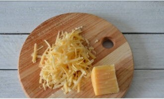 Натираем на терке сыр и высыпаем к желтковой смеси.