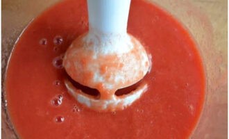 Любым кухонным гаджетом измельчить свежие/консервированные помидоры, чтобы получилось около 800 мл томатной мякоти, или взять готовый томатный сок.