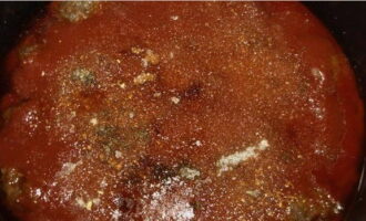 Теперь в огнеупорную посуду отправляем 400 грамм  протертых помидоров, соль, сахарный песок и оставшиеся специи – томим на медленном огне 20-30 минут.