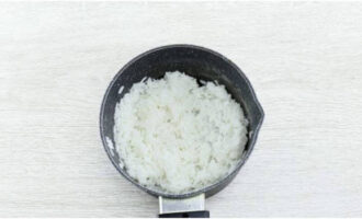 Ложкой перемешиваем отваренный рис, чтобы не было комочков.