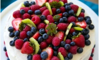 Украсьте торт свежими ягодами и дольками фруктов, оставьте для пропитки в холодильнике на пару часов. Восхитительный десерт для вашего праздника готов. Приятного аппетита!