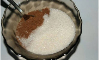 Добавьте к какао 4 столовые ложки сахара, хорошо смешайте продукты.