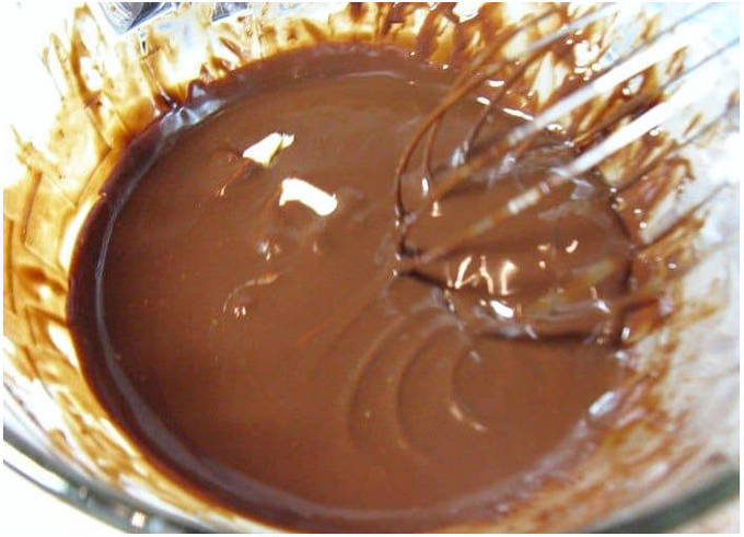 Ганаш сливки шоколад масло. Ганаш для торта. Шоколадный ганаш для покрытия. Ганаш на Молочном шоколаде и сливочном масле. Ганаш для покрытия торта из шоколада и масла.