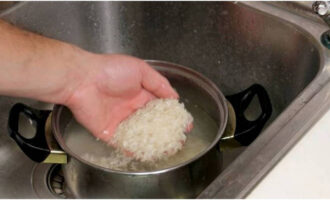 Пока маринуется курица, промойте проточной водой рисовую крупу. Сорт риса можете выбрать любой по вашему вкусу.