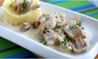 Приготовленную курицу с грибами в сливках на сковороде разложите по порционным тарелкам и подайте к столу с выбранным гарниром. Приятного аппетита! 