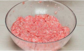 В миску к фаршу добавьте воду и соль, вымешивайте массу руками в течение 7-10 минут. После этого затяните миску с фаршем пищевой пленкой и уберите в холодильник на 12 часов.