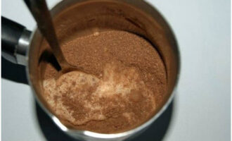 Пересыпьте смесь какао и сахара в кастрюльку, влейте молоко и хорошо перемешайте.