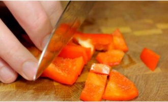 Луковицу очистите от шелухи, обмойте под краном и разрежьте ее на несколько крупных частей. Болгарский перец очистите от семян и нарежьте кубиками. Очищенную морковку нарежьте четвертинками или брусками. 