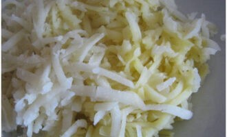 Вареный картофель почистите и натрите на терке с крупными отверстиями.