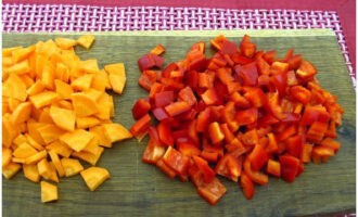 Сладкий перец и морковку нарежьте мелкими кубиками. 