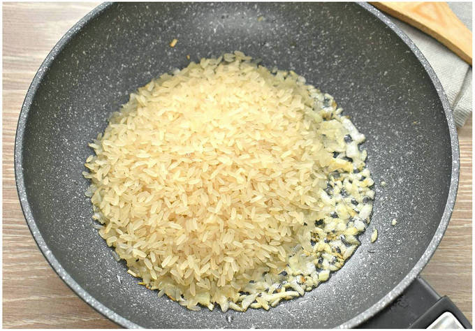 Рассыпчатый рис на сковороде с луком. Рассыпчатый рис. Рис пареный. Готовить рис. Крупы похожие на рис.