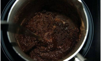 Кастрюльку с молоком, какао и сахаром поставьте на плиту на медленный огонь. Нагревайте смесь, постоянно помешивая, до тех пор, пока она не начнет становиться однородной и густой.