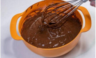 Для стабилизации уберите шоколадный ганаш в холодильник, периодически помешивайте. Хранить его можно в течение 3-5 дней, накрыв пищевой пленкой «в контакт». Приятного аппетита!