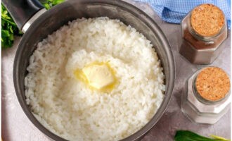 Когда жидкости в кастрюле не останется, вареный рис будет готов. Чтобы он оставался рассыпчатым, промойте его холодной водой. Перед подачей рис можно заправить сливочным маслом. Приятного аппетита!