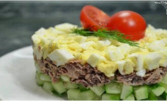 Перед тем, как подать салат с тунцом и яйцом на стол, уберите кольцо и украсьте по своему вкусу. Приятного аппетита!