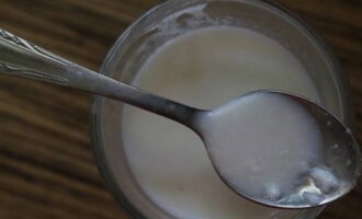 Пышные оладьи на молоке готовятся очень просто. В указанное количество молока выливаем уксус, вымешиваем содержимое и оставляем на 10 минут, чтобы молоко скисло.