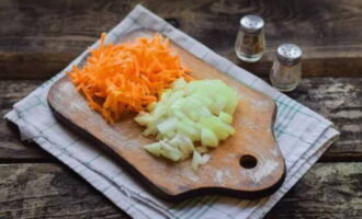 Тушеная капуста на сковороде готовится очень просто. Мелко рубим репчатый лук и натираем на терке морковь.