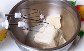 Классические венские вафли готовятся очень просто. В посуду для замеса теста положите мягкое сливочное масло и насыпьте нужное количество сахара.