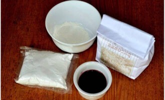 Классический японский десерт «Моти» из рисовой муки легко можно приготовить в домашних условиях. Сразу отмерить, согласно пропорции рецепта, базовый набор ингредиентов.