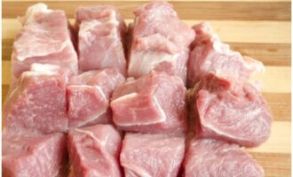 Сочная запеченная свинина в духовке готовится очень просто. Мясо промываем и обсушиваем. Дальше крупный кусок мяса глубоко надрезаем по всему периметру. Благодаря этому свинина хорошо замаринуется и выйдет более сочной.