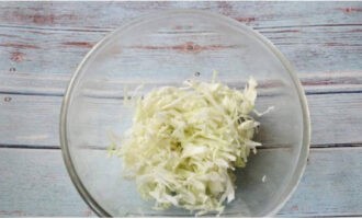Салат из свежей капусты готовится быстро и просто. Белокочанную капусту тонко шинкуем и выкладываем в глубокую миску, разминаем руками.
