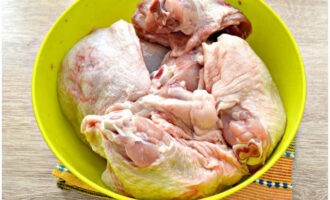 Вкусный шашлык из курицы готовится очень просто. Куриные бедрышки тщательно промываем водой и насухо промакиваем бумажными полотенцами, помещаем в чашу с высокими бортиками.