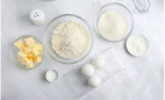 Классический кекс легко готовится в домашних условиях. Подготовим необходимые продукты по списку. Сливочное масло режем на кусочки и даем им немного размягчиться.