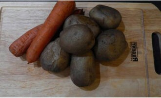 Классический салат Оливье с колбасой готовится очень просто. Промываем картофель и морковь, затем отвариваем их в кожуре до мягкости. На это уйдет около 30 минут.