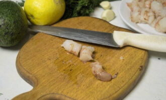 Салат с авокадо готовится быстро и просто. Морепродукты очищаем от панциря и вены, крупные креветки рекомендуется разрезать на несколько сегментов.
