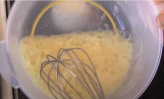 Яичные белки аккуратно отделить от желтков в отдельную посуду. Добавить к ним соль по вкусу и венчиком взбить в пышную массу, но не до состояния стойких пиков, как для бисквита.