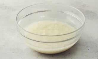 Как сварить рисовую кашу на молоке в кастрюле? Крупу переберите, затем промойте проточной водой несколько раз. После этого рис будет готов к варке.