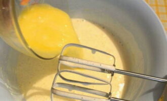 Классический сметанник в духовке готовится быстро и просто. В миску разбейте куриные яйца, добавьте к ним соль, обычный и ванильный сахар. Взбивайте продукты миксером в течение 2-3 минут. Затем добавьте сметану, размягченное или топленое сливочное масло и пищевую соду. Еще раз хорошо все перемешайте миксером.