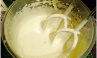 В посуде для замеса теста миксером на большой скорости взбейте в пышную массу яйца с сахаром, взбивайте не менее 10 минут.