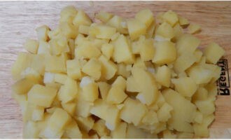 Остужаем картофель, очищаем его и режем небольшими кубиками.
