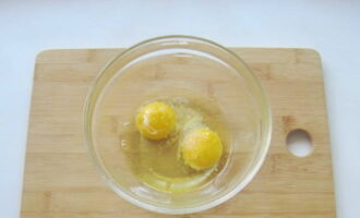 Яйца разбиваем в емкость с высокими бортиками.