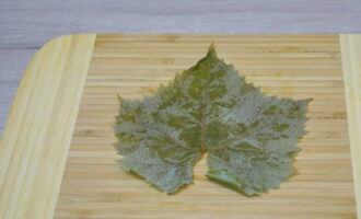 Свежие листья винограда промываем и обсушиваем, если используете замороженный продукт – даем время растаять. 