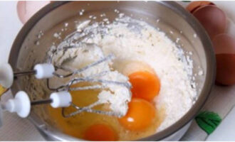 Затем в эту массу разбейте три яйца и еще раз миксером перемешайте.
