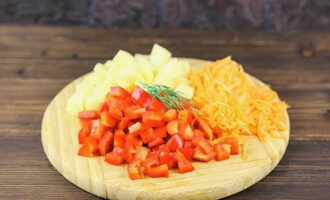 Промываем все остальные овощи, очищаем картошку и морковь. Сладкий перец избавляем от семян, режем небольшими кубиками. Морковь натираем на крупной терке или режем брусочками. Картофель разделываем кубиками одинакового размера.