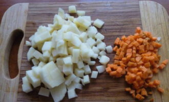 Очищаем картофель и морковь, режем кубиками.