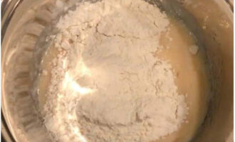 Порционно к кефирной массе насыпается мука, добавляется соль и одновременно замешивается тесто до однородной текстуры и оставляется на 10-15 минут для «отдыха».
