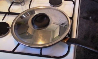 Сковороду прикрыть крышкой и пожарить омлет, не перемешивая, в течение 7 минут на минимальном огне, что сделает его воздушным и пышным.