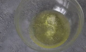 Приготовим основу рулета – меренгу. В глубокую миску отправляем яичный белок, добавляем соль и лимонную кислоту.