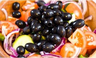 Поверх овощей насыпать горсть маслин, не разрезая их.