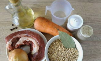 Как приготовить вкусное блюдо из перловки? Возьмите свежую говяжью вырезку, отмерьте крупу, овощи очистите и помойте.