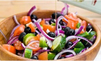 Равномерно полить салат качественным оливковым маслом, которое также влияет на вкус этого блюда.