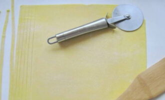 Ножом для теста нарезаем заготовки на полоски шириной около одного сантиметра.