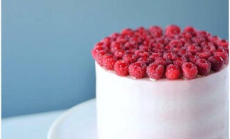 Торт «Молочная девочка» по классическому рецепту готов! Для украшения можно использовать любые свежие ягоды, например, малину. Приятного аппетита!