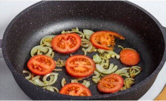 Репчатый лук нарежьте полукольцами, а помидоры тонкими кружочками. Нарезанные овощи слегка обжарьте на растительном масле.